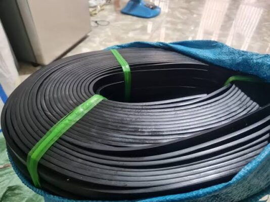 Đo độ dày và kiểm tra cuộn cao su EPDM trước khi xuất kho